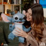 Stitch – Figura Coleccionable Escala 1:6 | Hot Toys (PRE ORDEN)